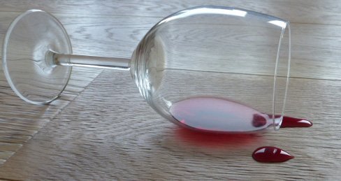 Odolnost dřevěné podlahy na červené víno