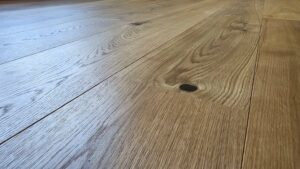 Další dokončená realizace dřevěné podlahy z naší výroby Exclusive floors dub přírodní rustik šířka 190mm. Povrch podl… –…
