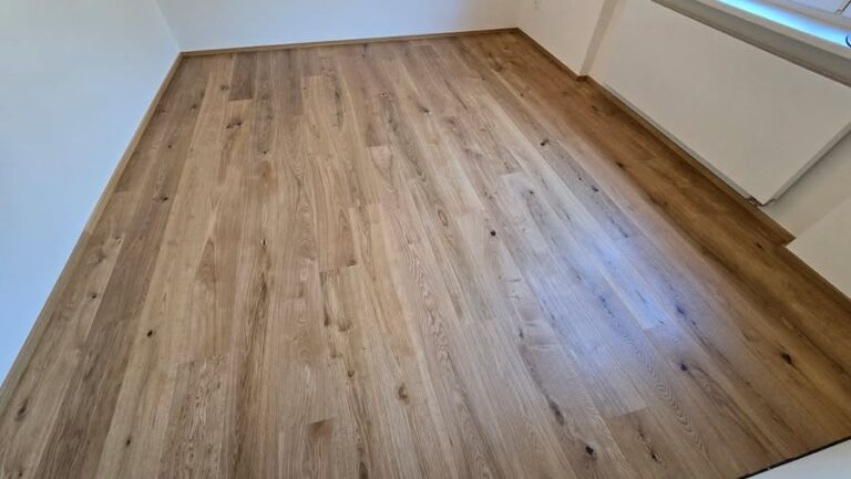 Další dokončená realizace dřevěné podlahy z naší výroby Exclusive floors dub přírodní rustik šířka 190mm. Povrch podl… –…