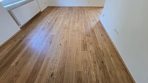 Další dokončená realizace dřevěné podlahy z naší výroby Exclusive floors dub přírodní rustik šířka 190mm. Povrch podl… –…