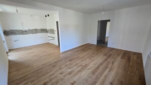 Další dokončená realizace dřevěné podlahy z naší výroby Exclusive floors dub přírodní rustik šířka 190mm. Povrch podl… –…