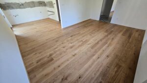 Další dokončená realizace dřevěné podlahy z naší výroby Exclusive floors dub přírodní rustik šířka 190mm. Povrch podl… –…
