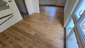 Další dokončená realizace dřevěné podlahy z naší výroby Exclusive floors dub přírodní rustik šířka 190mm. Povrch podl… –…