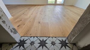 Další dokončená realizace dřevěné podlahy z naší výroby Exclusive floors dub přírodní rustik šířka 190mm. Povrch podl… –…