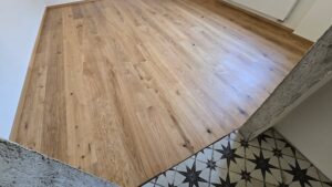Další dokončená realizace dřevěné podlahy z naší výroby Exclusive floors dub přírodní rustik šířka 190mm. Povrch podl… –…