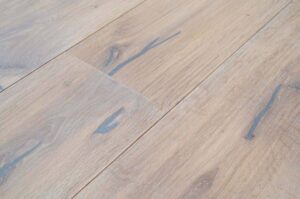 Akce 42% sleva – Bohemia Exclusive – Dub Super Rustic Bělený olej Drásaný, který Vás okouzlí svojí elegancí a…