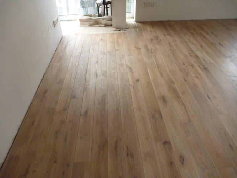 Dřevěná podlaha Dub rustic s ručně aplikovaným barevným olejem. – realizace podlahy Exclusive Floors
