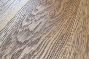 Exclusive floors Bergen s medově hnědým odstínem je velice  oblíbený dekor. U kartáčovaného provedení je povrch mecha… –…