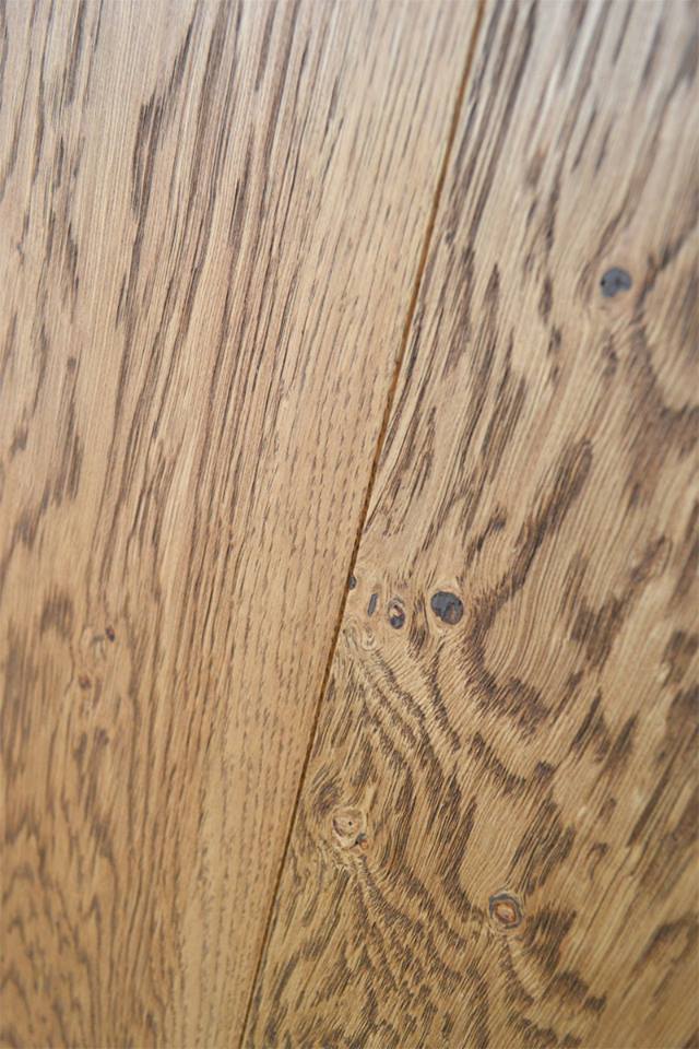 Exclusive floors Bergen s medově hnědým odstínem je velice  oblíbený dekor. U kartáčovaného provedení je povrch mecha… –…