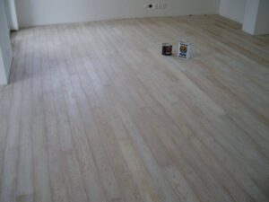 Dřevěná podlaha Alberg – povrch olejovaný voděodolným zátěžovým olejem.