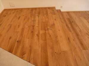 Dubová podlaha kartáčovaná Exclusive floors Natural s úpravou voděodolným tungovým olejem Clear Seal, který zvýrazní …