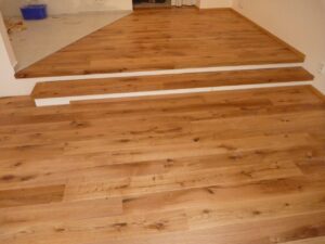 Dubová podlaha kartáčovaná Exclusive floors Natural s úpravou voděodolným tungovým olejem Clear Seal, který zvýrazní … –…