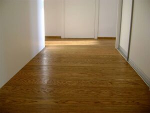 Exclusive floors – realizace dřevěné podlahy Vitality Bronx. Povrch podlahy je drásaný a oštřený voděodolným olejem.…