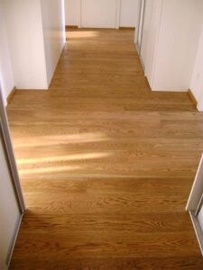Exclusive floors – realizace dřevěné podlahy Vitality Bronx. Povrch podlahy je drásaný a oštřený voděodolným olejem.…