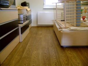 Exclusive floors – realizace dřevěné podlahy Vitality Bronx. Povrch podlahy je drásaný a oštřený voděodolným olejem.…