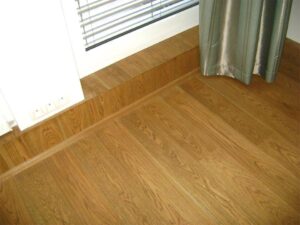 Exclusive floors – realizace dřevěné podlahy Vitality Bronx. Povrch podlahy je drásaný a oštřený voděodolným olejem.…