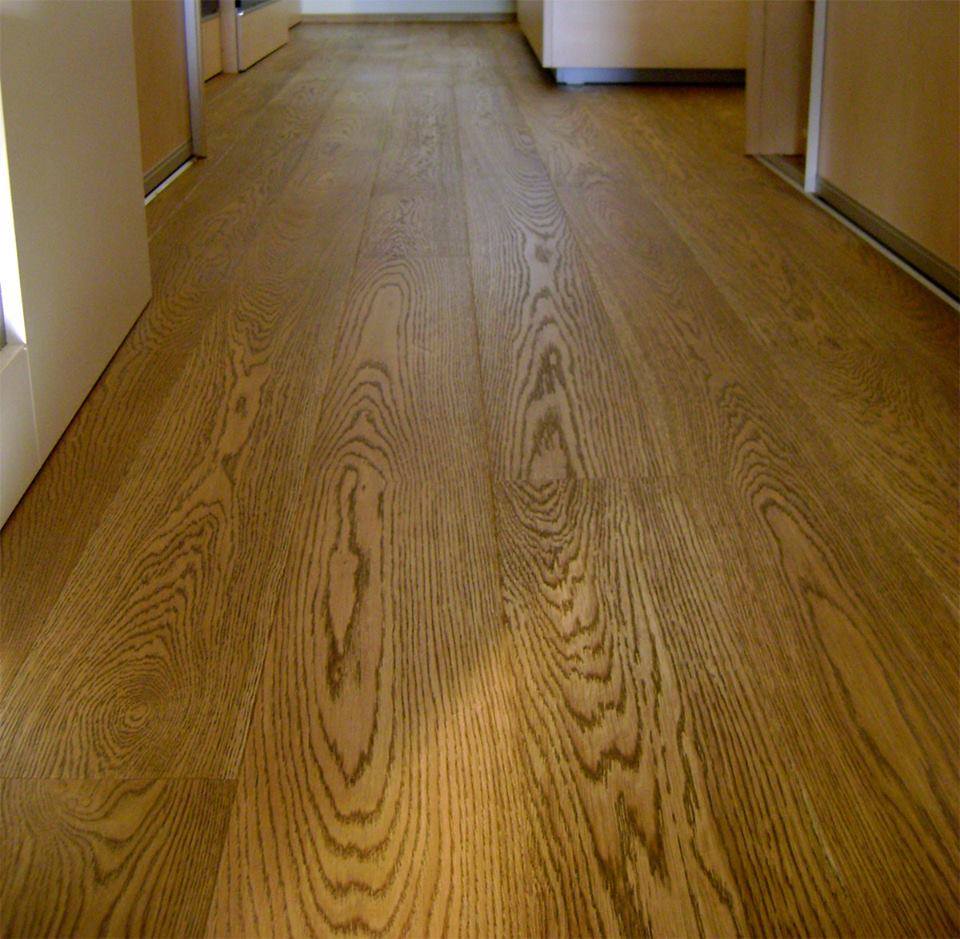 Exclusive floors – realizace dřevěné podlahy Vitality Bronx. Povrch podlahy je drásaný a oštřený voděodolným olejem.…