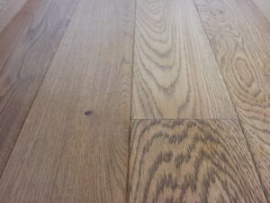 Uvažujete o nové podlaze? Dřevěná podlaha Bronx drásaná s voděodolným povrchem je oblíbenou podlahou u našich zákazní… –…