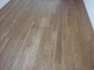 Uvažujete o nové podlaze? Dřevěná podlaha Bronx drásaná s voděodolným povrchem je oblíbenou podlahou u našich zákazní… –…