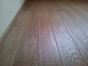 Uvažujete o nové podlaze? Dřevěná podlaha Bronx drásaná s voděodolným povrchem je oblíbenou podlahou u našich zákazní… –…