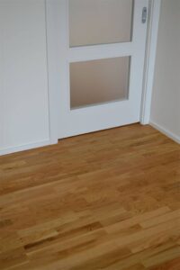Realizace dřevéné podlahy Dub přírodní rustik s vodě a skvrnám odolným povrchem – www.exclusivefloors.cz. – fotka 9 z…