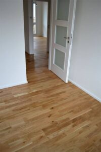 Realizace dřevéné podlahy Dub přírodní rustik s vodě a skvrnám odolným povrchem – www.exclusivefloors.cz. – fotka 6 z…