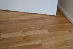 Realizace dřevéné podlahy Dub přírodní rustik s vodě a skvrnám odolným povrchem – www.exclusivefloors.cz. – fotka 8 z…