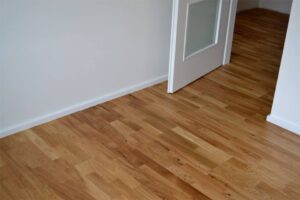 Realizace dřevéné podlahy Dub přírodní rustik s vodě a skvrnám odolným povrchem – www.exclusivefloors.cz. – fotka 7 z…