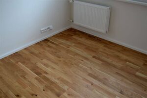 Realizace dřevéné podlahy Dub přírodní rustik s vodě a skvrnám odolným povrchem – www.exclusivefloors.cz. – fotka 5 z…