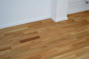 Realizace dřevéné podlahy Dub přírodní rustik s vodě a skvrnám odolným povrchem – www.exclusivefloors.cz. – fotka 3 z…