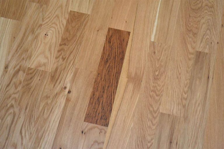 Realizace dřevéné podlahy Dub přírodní rustik s vodě a skvrnám odolným povrchem – www.exclusivefloors.cz. – realizace…