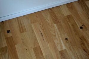Realizace dřevéné podlahy Dub přírodní rustik s vodě a skvrnám odolným povrchem – www.exclusivefloors.cz. – fotka 4 z…