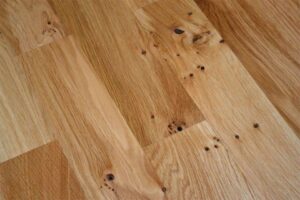 Realizace dřevéné podlahy Dub přírodní rustik s vodě a skvrnám odolným povrchem – www.exclusivefloors.cz. – fotka 2 z…