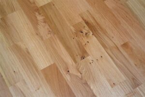 Realizace dřevéné podlahy Dub přírodní rustik s vodě a skvrnám odolným povrchem – www.exclusivefloors.cz. – fotka 11…