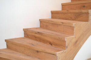 Dubové dřevěné schody lze vyrobit ze stejného materiálu jako je podlaha se stejnou povrchovou úpravou vodě odolným ol… –…