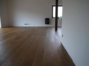 Dřevěná podlaha Bergen medově hnědá, drásáním se odstraní měkké části dřeva a tím se zvýší povrchová odolnost. Podlah… –…
