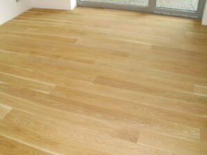 Dub vitality – skoro čisté dřevo bez suků, bělavé záběhy vytvářejí na podlaze zajímavé kresby. Povrch je olejovaný tu…