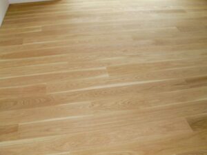 Dub vitality – skoro čisté dřevo bez suků, bělavé záběhy vytvářejí na podlaze zajímavé kresby. Povrch je olejovaný…