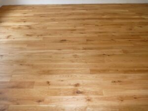 Dřevěná podlaha Dub rustic – přírodní tungový olej Natural s vodě a skvrnám odolným povrchem. – fotka 2 z realizace…