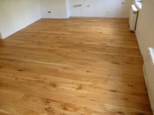 Dřevěná podlaha Dub rustic – přírodní tungový olej Natural s vodě a skvrnám odolným povrchem. – fotka 4 z realizace…