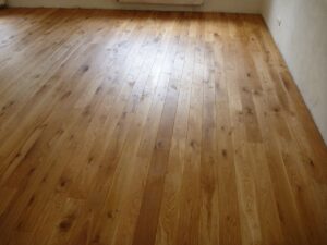 Dřevěná podlaha Dub rustic – přírodní tungový olej Natural s vodě a skvrnám odolným povrchem.