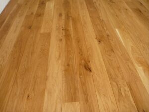 Dřevěná podlaha Dub rustic – přírodní tungový olej Natural s vodě a skvrnám odolným povrchem. – fotka 3 z realizace…