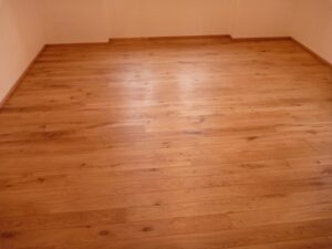 Realizace dřevěné podlahy Exclusive floors Dub světlý Elegant 190mm v RD v Děčíně. – fotka 6 z realizace Exclusive Floors