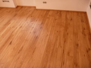 Realizace dřevěné podlahy Exclusive floors Dub světlý Elegant 190mm v RD v Děčíně. – fotka 4 z realizace Exclusive Floors