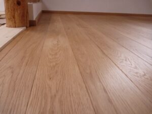 Realizace dřevěné podlahy Exclusive floors Dub světlý Elegant 190mm v RD v Děčíně. – fotka 3 z realizace Exclusive Floors