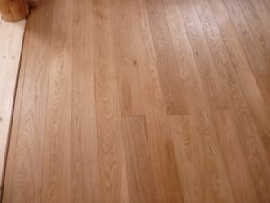 Realizace dřevěné podlahy Exclusive floors Dub světlý Elegant 190mm v RD v Děčíně. – fotka 2 z realizace Exclusive Floors