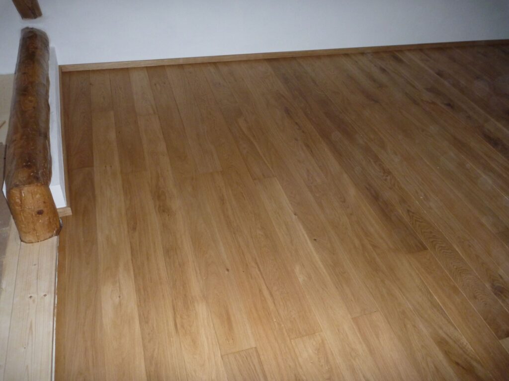 Realizace dřevěné podlahy Exclusive floors Dub světlý Elegant 190mm v RD v Děčíně. – realizace podlahy Exclusive Floors