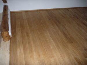 Realizace dřevěné podlahy Exclusive floors Dub světlý Elegant 190mm v RD v Děčíně. – realizace podlahy Exclusive Floors