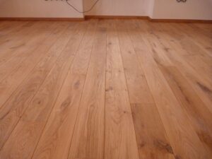 Realizace dřevěné podlahy Exclusive floors Dub světlý Elegant 190mm v RD v Děčíně. – fotka 8 z realizace Exclusive Floors