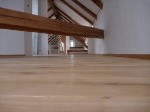 Realizace dřevěné podlahy Exclusive floors Dub světlý Elegant 190mm v RD v Děčíně. – fotka 16 z realizace Exclusive Floors
